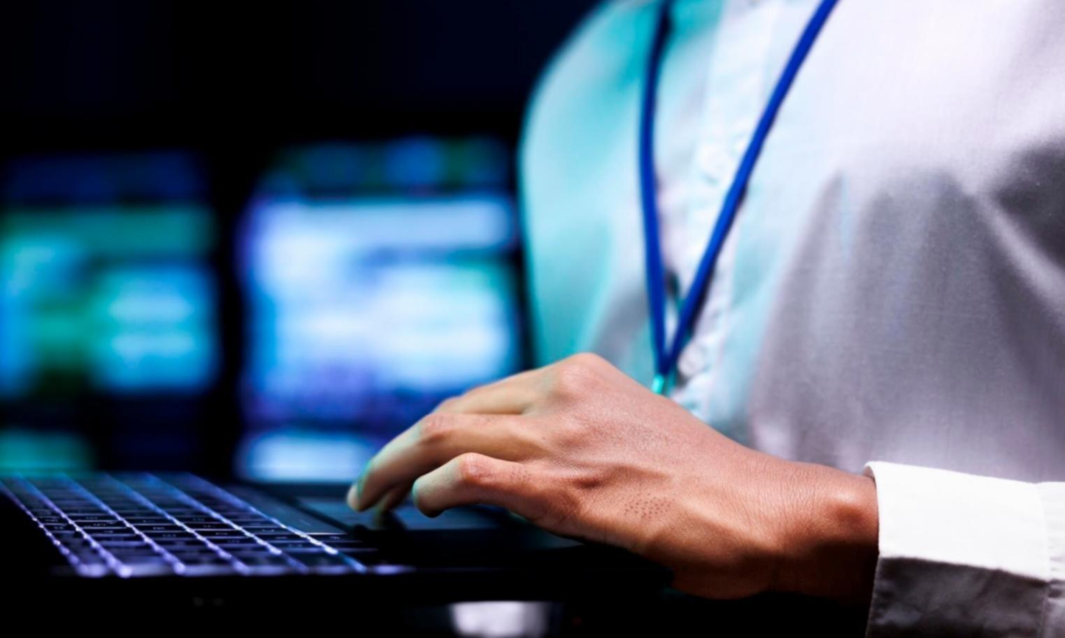 Arbeitsumgebung für 3D-Level-Design mit Monitor und Planungstools